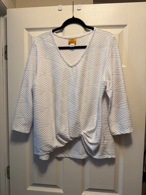 Ruby Rd. White Textured V-Neck Twist Front Top